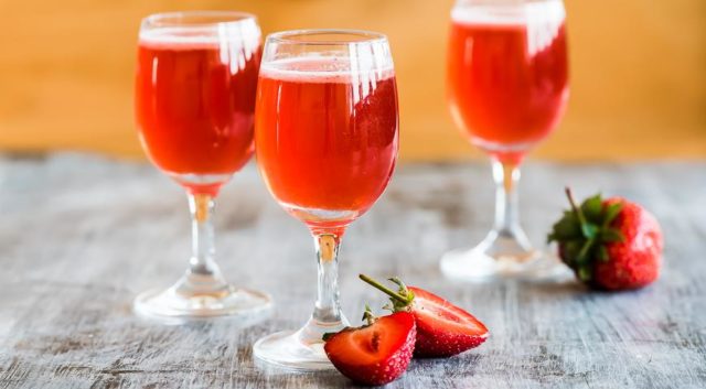 Настойка из клубники в стопках