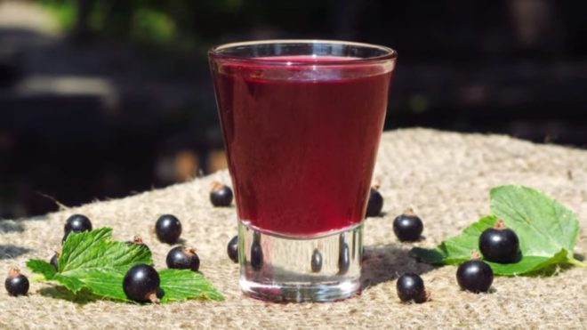 Ароматная настойка из чёрной смородины