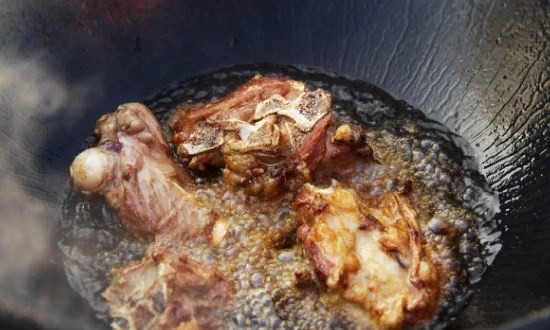 Жарить мясо