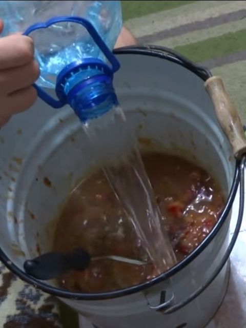 налейте воду в пюре