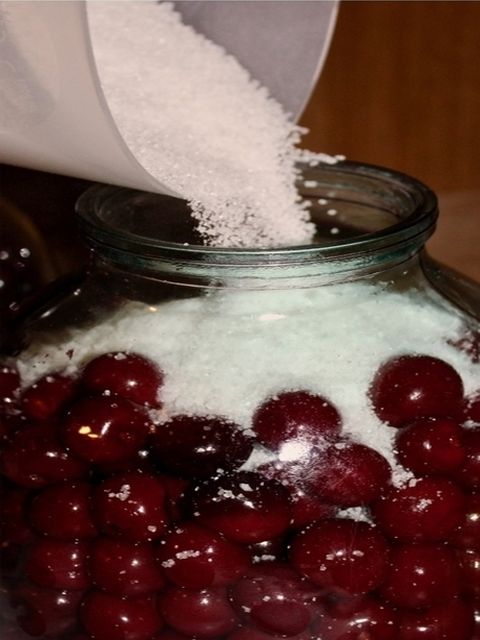 засыпать вишню сахаром
