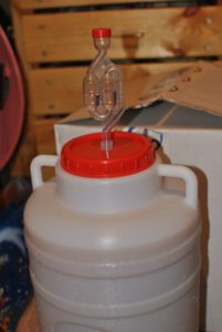 Гидрозатвор на ёмкости с брагой