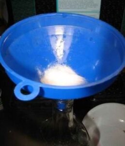 Фильтрация дистиллята через вату