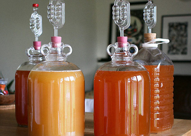 Горькая фруктовая брага продалжает выделять газ