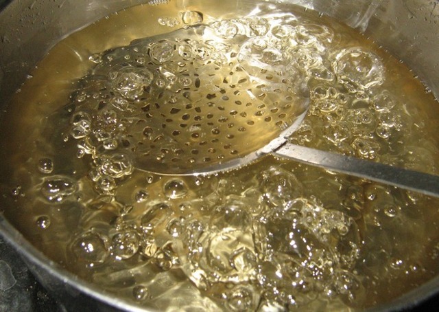 Как правильно вносить сахар в брагу из фруктов