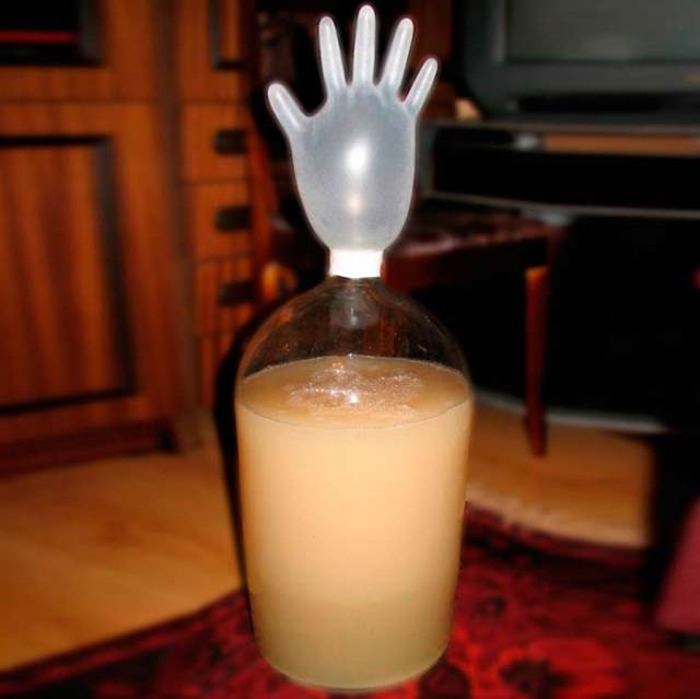 Несладкая брага продолжает булькать (выделять газ): что делать